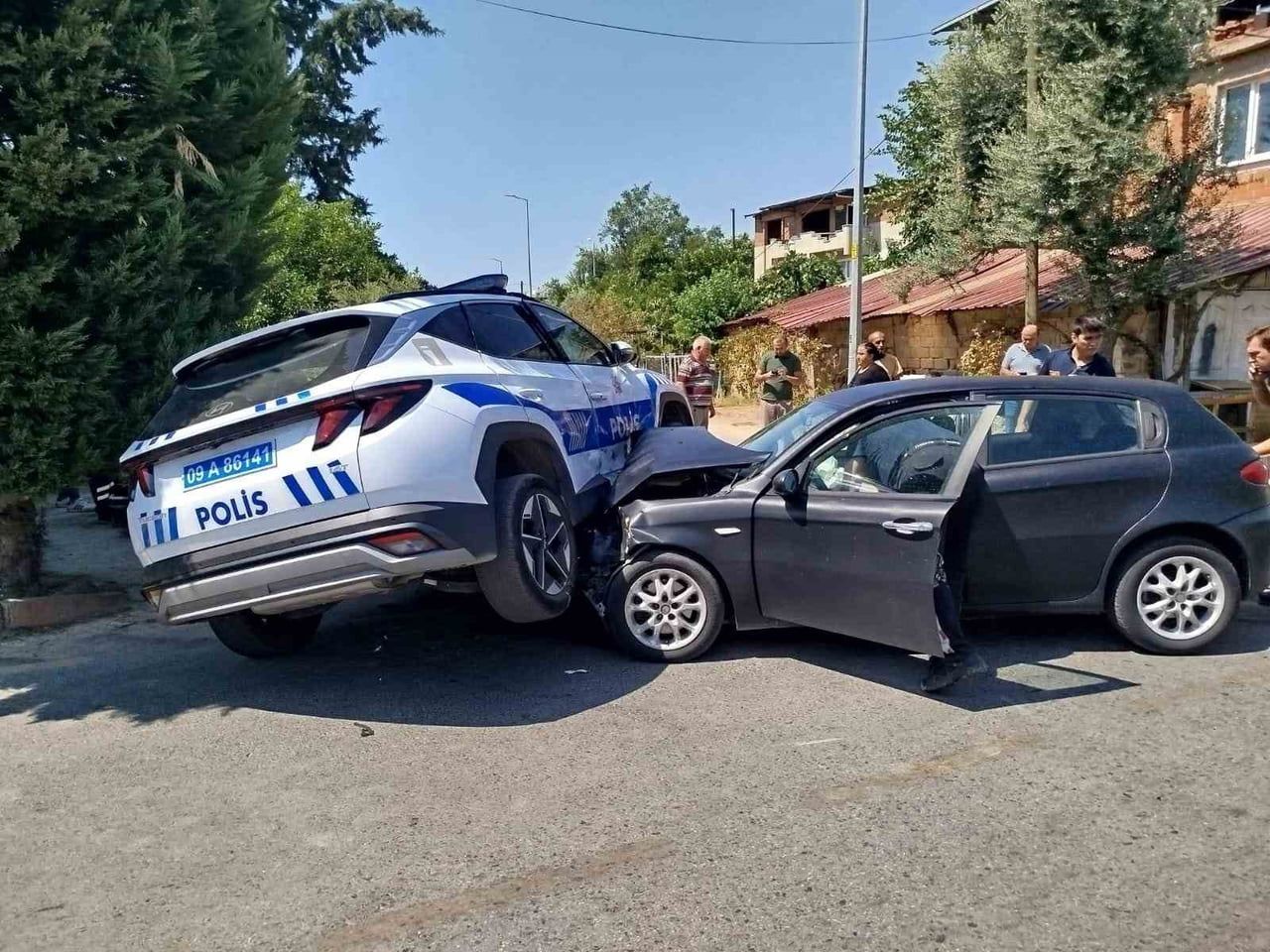 AYDIN'IN NAZİLLİ İLÇESİNDE OTOMOBİL İLE POLİS ARACININ ÇARPIŞMASI SONUCU MEYDANA GELEN KAZADA 2...