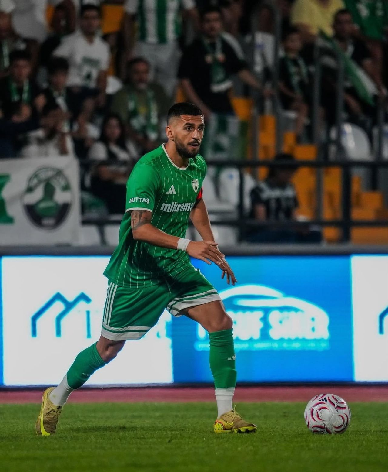 MUĞLASPOR’UN KUZEY MAKEDONYALI FUTBOLCUSU DANİEL AVRAMOVSKİ, TAKIMIN İLK YABANCI TAKIM KAPTANI...