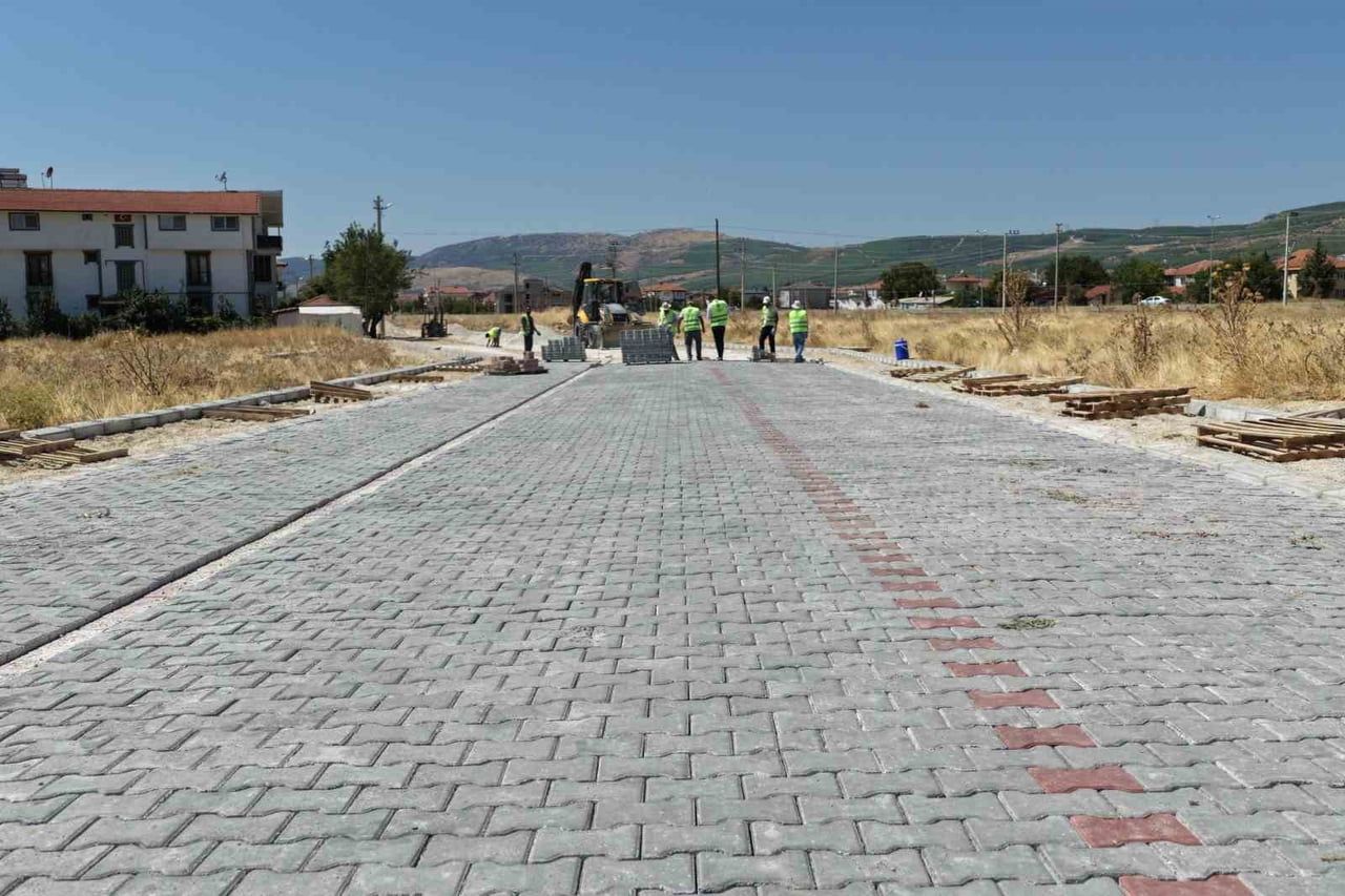 ÇİVRİL’DE ASFALT, BETON PARKE VE YAĞMUR SUYU HATTI ÇALIŞMALARI SÜRERKEN YUKARI MAHALLE’DE 33 BİN...