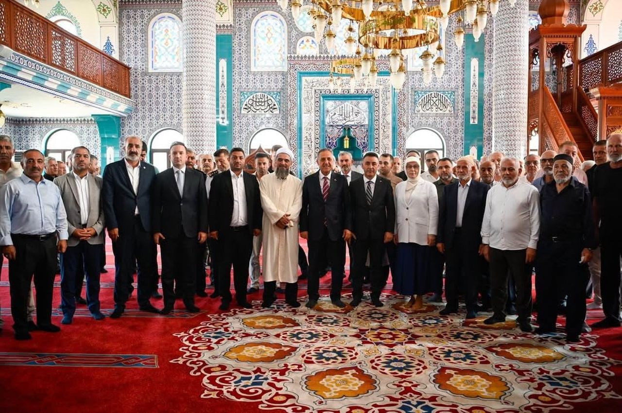 HER İKİ AİLENİN FERTLERİ, CAMİDE DÜZENLENEN BULUŞMADA BİR ARAYA GELEREK BARIŞTI