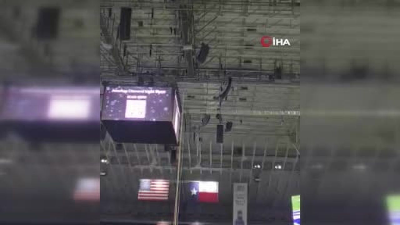 ABD’de Amerikan futbolu maçı öncesi düzenlenen askeri gösteride halatla sahaya inen bir asker...