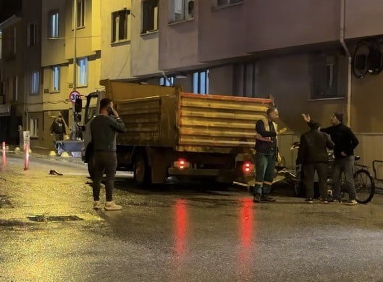 ESKİŞEHİR'İN TEPEBAŞI İLÇESİNE BAĞLI YENİBAĞLAR MAHALLESİ AKARCIK SOKAK'TA ÇÖP KONTEYNERİNİN...