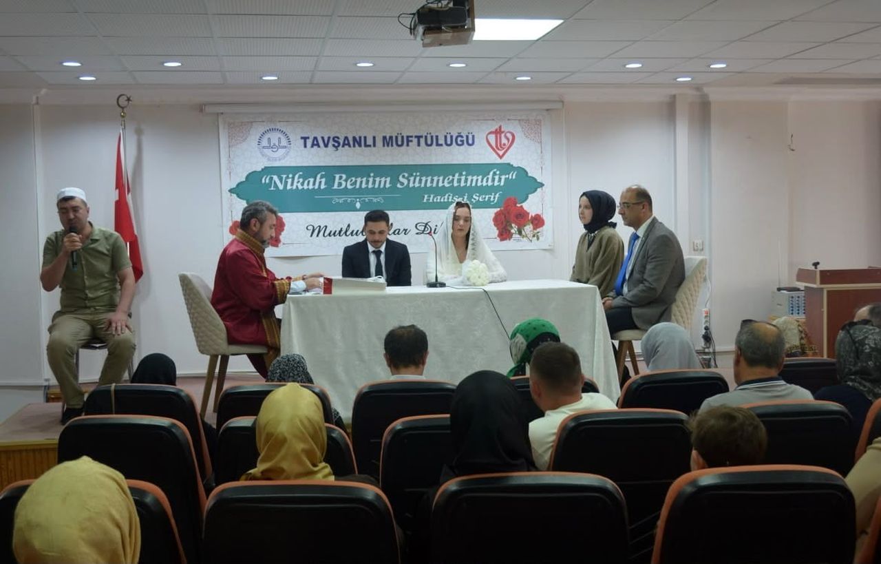 ALİ DEMİR İLE RATİBE NUR ZENGER, TAVŞANLI İLÇE MÜFTÜLÜĞÜ'NDE DÜZENLENEN TÖRENLE HAYATLARINI...
