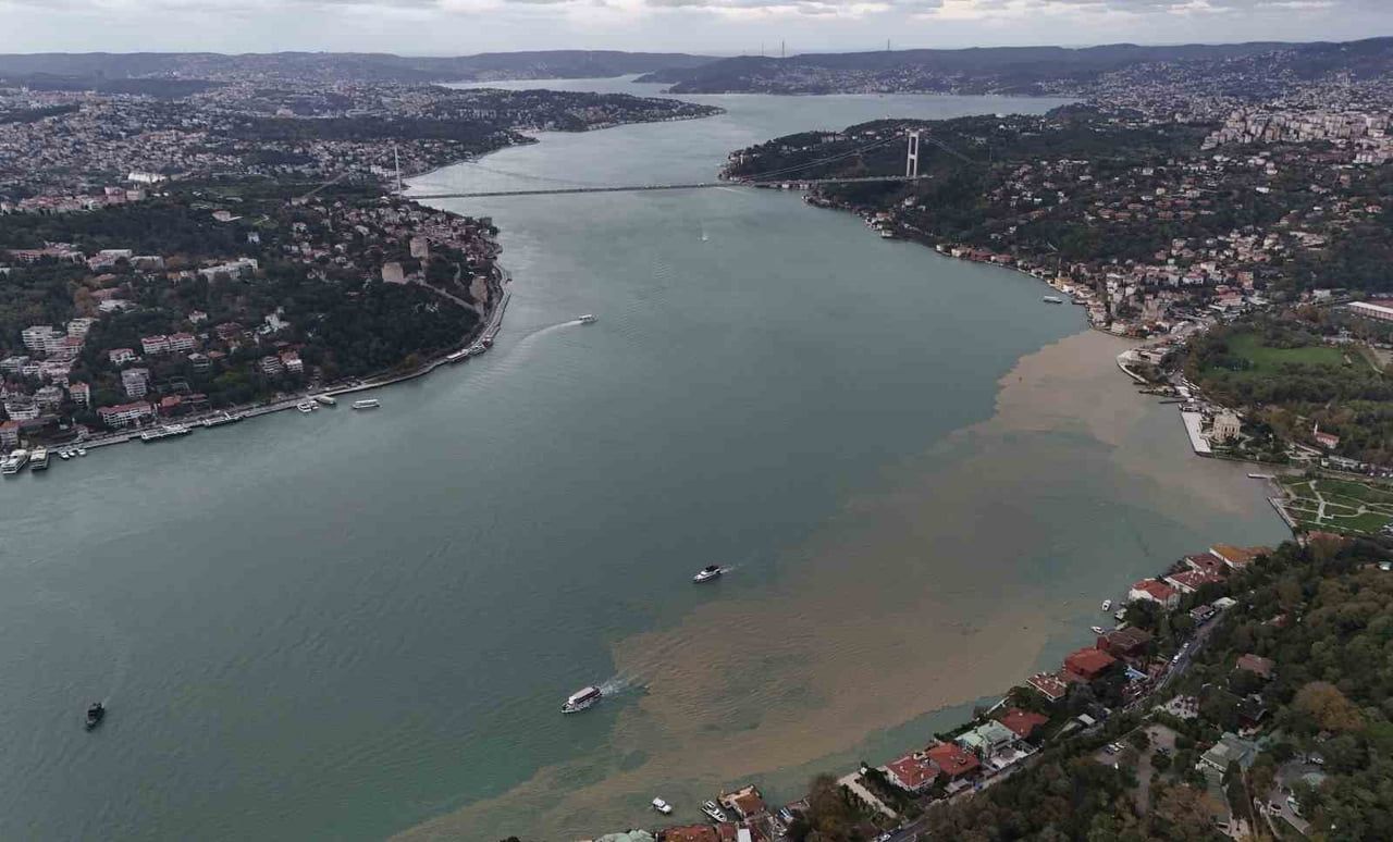 İSTANBUL'DA ETKİLİ OLAN SAĞANAK YAĞIŞ SONRASI KÜÇÜKSU DERESİ’NDEN GELEN ÇAMURLU SUYUN İSTANBUL...