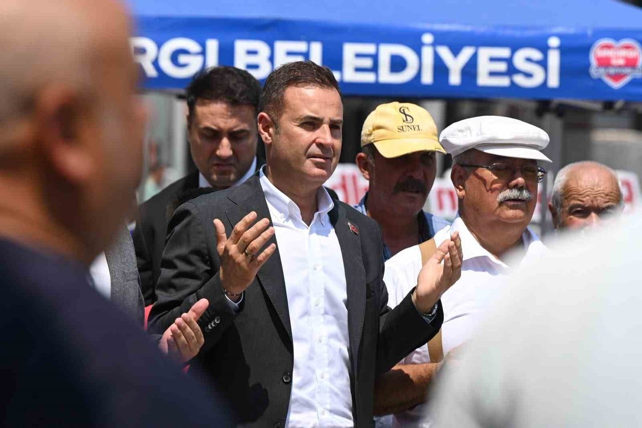 AKIN, DEPREMİN YIL DÖNÜMÜNDE SINDIRGI’YI UNUTMADI