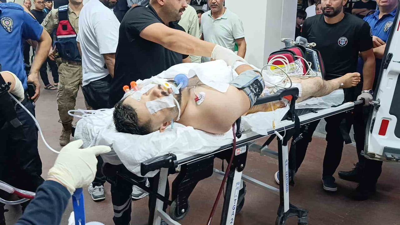 ŞANLIURFA'DA HASTANE BAHÇESİNDE SİLAHLI SALDIRI: 2 YARALI