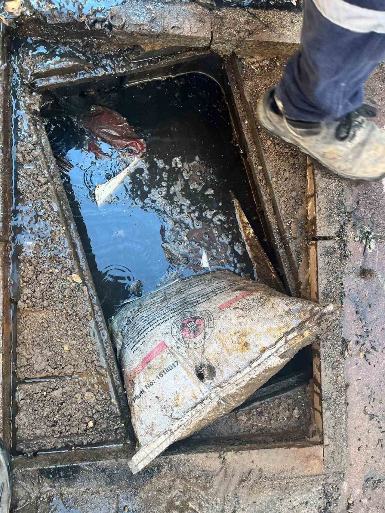 AYVALIK’TA KANALİZASYON ŞEBEKESİNDEN BİR ÇUVAL KÖMÜR ÇIKTI