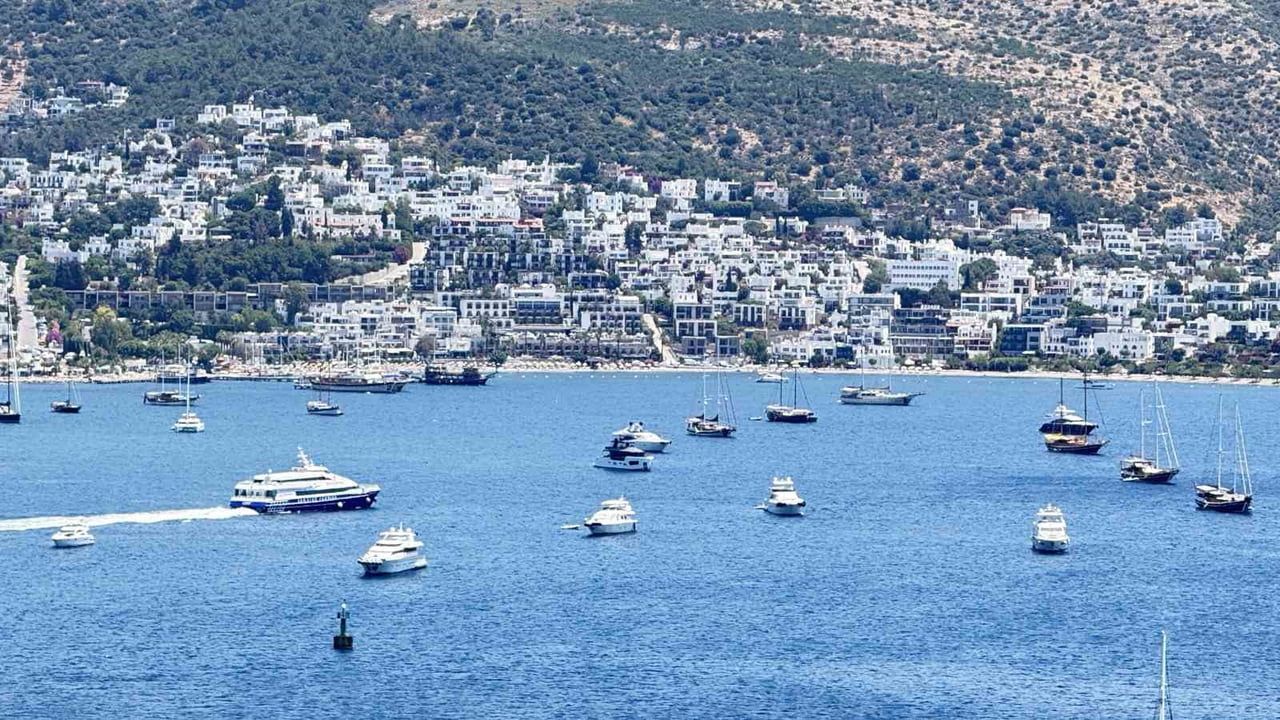 PLAJLAR, KOYLAR, MARİNALAR, RESTORANLAR VE EĞLENCE MERKEZLERİNDE YOĞUNLUK YAŞANIRKEN, İLÇE...
