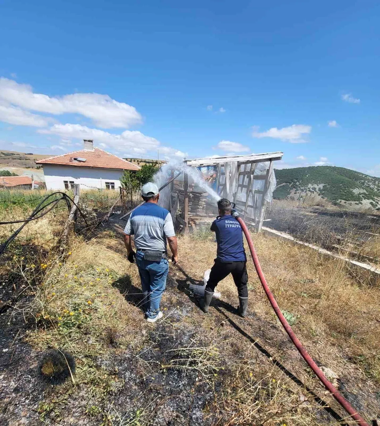 YOZGAT SORGUN BELENCUMAFAKILI KÖYÜNDEKİ OT YANGINI KISA SÜREDE SÖNDÜRÜLDÜ.-