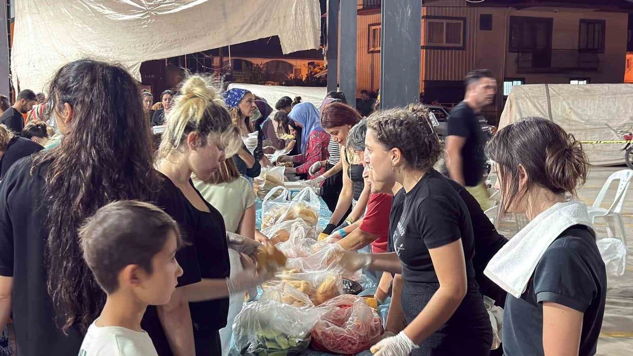 MUĞLA'NIN SEYDİKEMER İLÇESİNDE SABAH SAATLERİNDE BAŞLAYAN VE RÜZGARIN ETKİSİYLE BÜYÜYEN ORMAN...