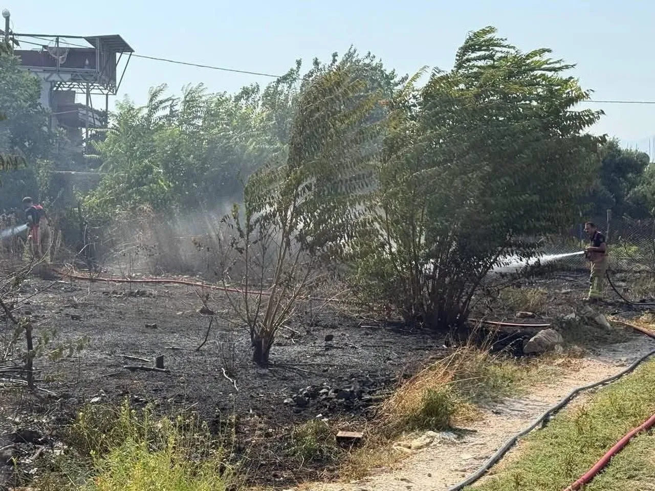 ANTAKYA’DA BAHÇE ALANINDA ÇIKAN YANGIN, EKİPLERİN MÜDAHALESİYLE GENİŞ ALANA SİRAYET ETMEDEN...