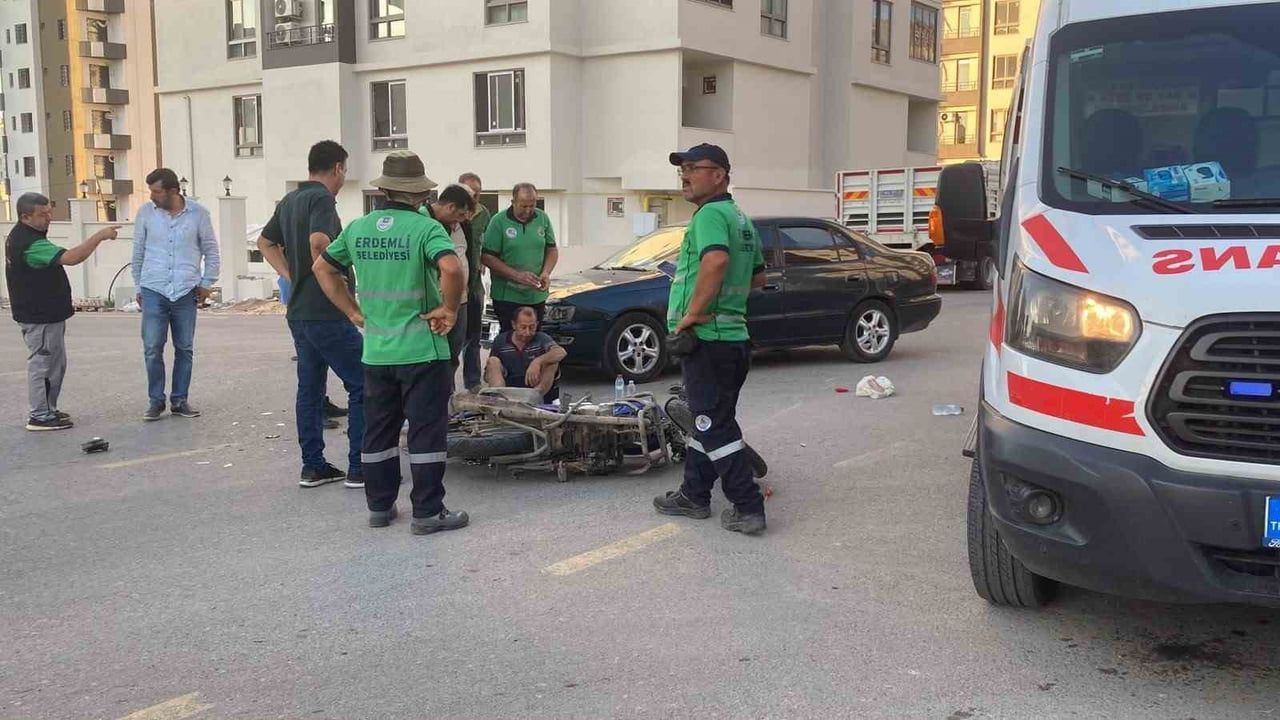SAĞLIK EKİPLERİ BACAĞI KIRILAN YARALIYA OLAY YERİNDE İLK MÜDAHALEYİ YAPARAK AMBULANSLA HASTANEYE...