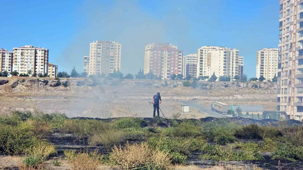 KAYSERİ'NİN KOCASİNAN İLÇESİNDE BİR KADIN, YANI BAŞINDA ÇIKAN ARAZİ YANGININI SALÇA KAYNATARAK...