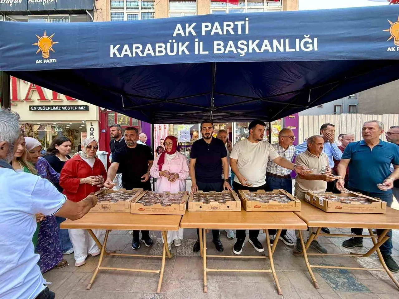 AK PARTİ KARABÜK İL BAŞKANLIĞI, MEVLİD KANDİLİ DOLAYISIYLA VATANDAŞLARA LOKMA İKRAMINDA...