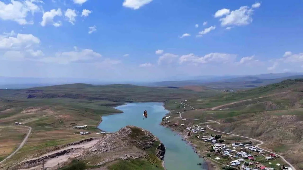 AMASYA’DAN AĞRI’YA GEZİ İÇİN GİDEN BİR DRONE KULLANICISI, KARTAL İLE PENÇESİNDEKİ YILANIN...