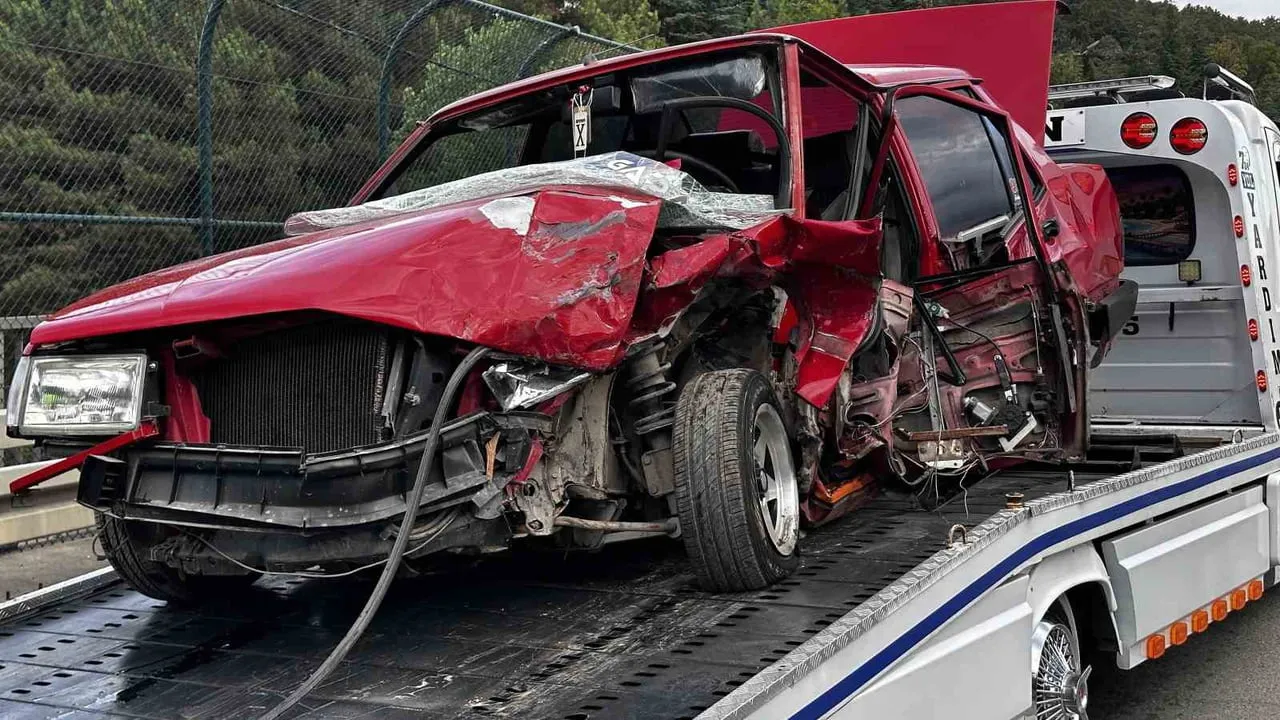 SAKARYA'NIN SAPANCA İLÇESİNDE HAFİF TİCARİ ARAÇ İLE OTOMOBİLİN KAFA KAFAYA ÇARPIŞTIĞI TRAFİK...