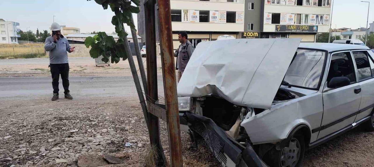 ADIYAMAN’IN KAHTA İLÇESİNDE KONTROLDEN ÇIKAN OTOMOBİLİN ELEKTRİK DİREĞİNE ÇARPMASI SONUCU MEYDANA...