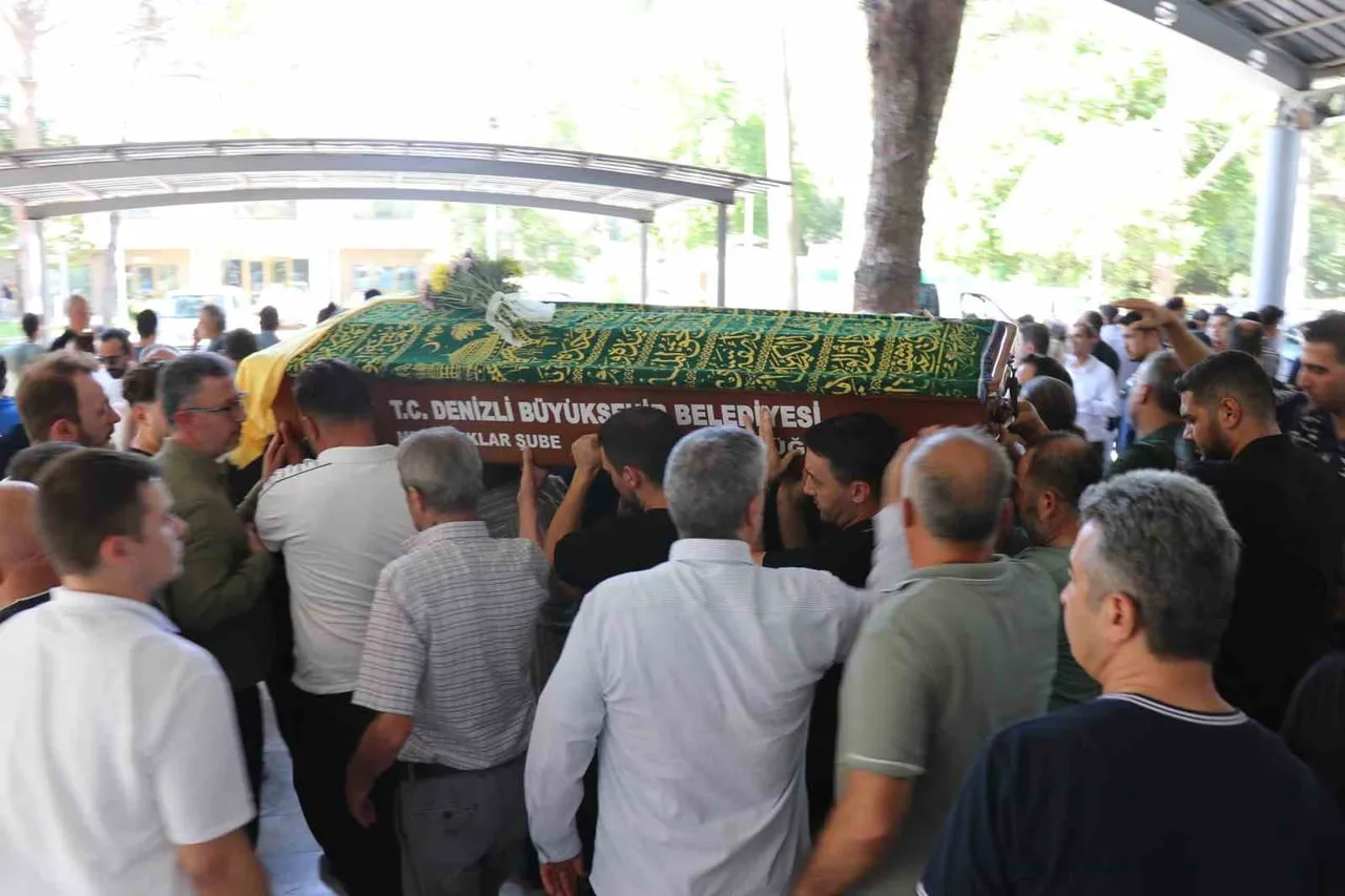 DENİZLİ’NİN PAMUKKALE İLÇESİNDE YOLUN KARŞISINA GEÇMEK İSTERKEN OTOMOBİLİN ÇARPMASI SONUCU AĞIR...