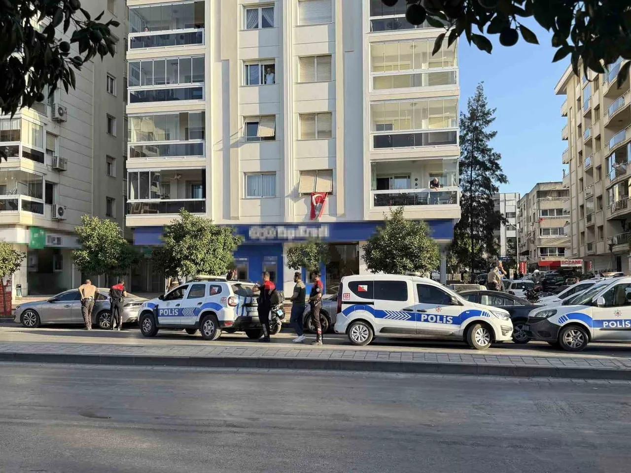İZMİR'DE BİR BANKA ŞUBESİNDE SOYGUN GİRİŞİMİ İDDİASI EMNİYET GÜÇLERİNİ HAREKETE...