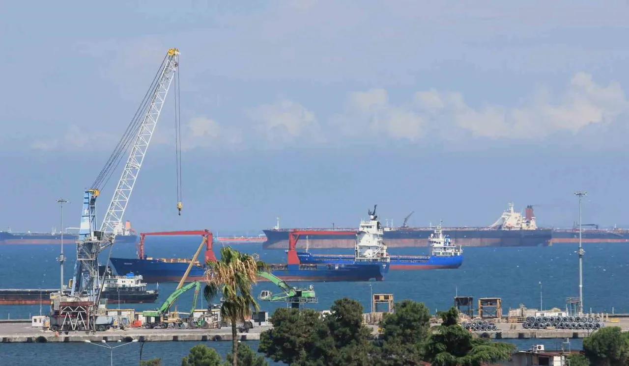 SAMSUN AÇIKLARINDA GEMİ YOĞUNLUĞU DİKKAT ÇEKTİ.