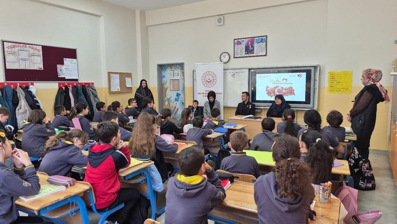 KÜTAHYA’DA ÖĞRENCİLER ŞEHİT AİLESİ VE GAZİLERLE BULUŞTU