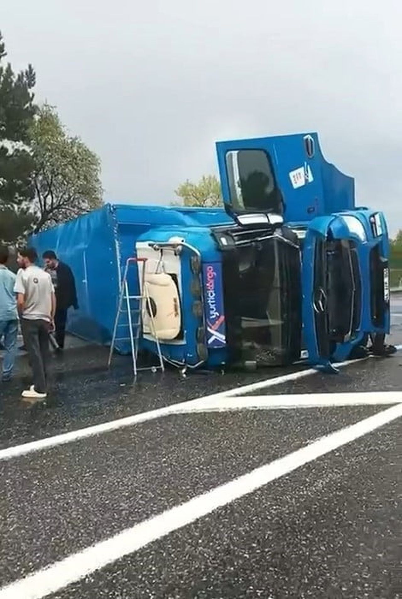 ELAZIĞ’DA VİRAJI ALAMAYAN KARGO FİRMASINA AİT TIR DEVRİLDİ.