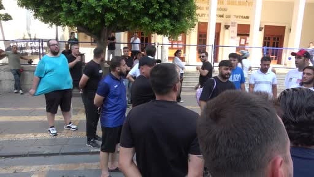 Adana Büyükşehir Belediyesi binası önünde açıklama yapmak üzere bir araya gelen Adana Demirspor...