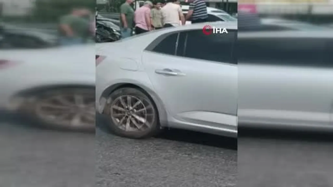 Küçükçekmece’de hafif ticari araç bariyere çarptı