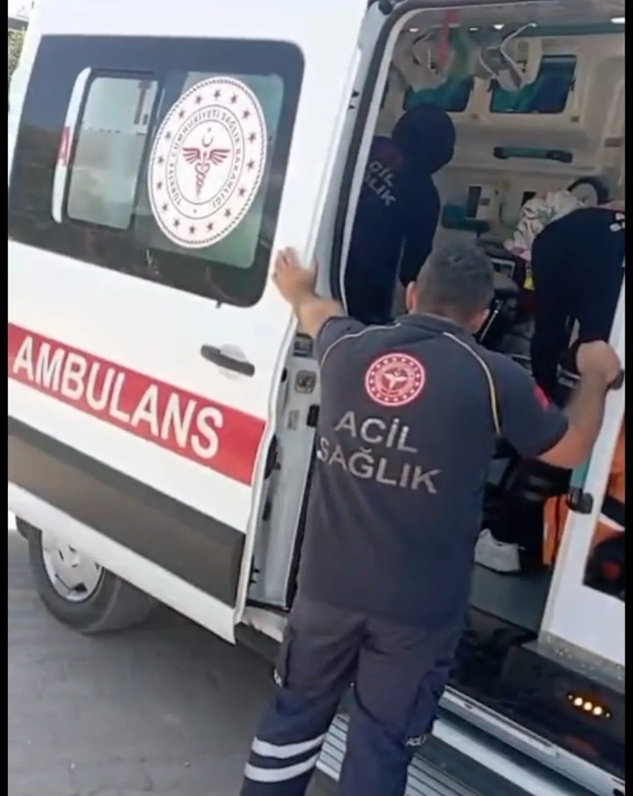 KASTAMONU’NUN CİDE İLÇESİNDE SERİNLEMEK İÇİ DENİZE GİREN 4 KİŞİLİK AİLE, CANKURTARANLARIN...