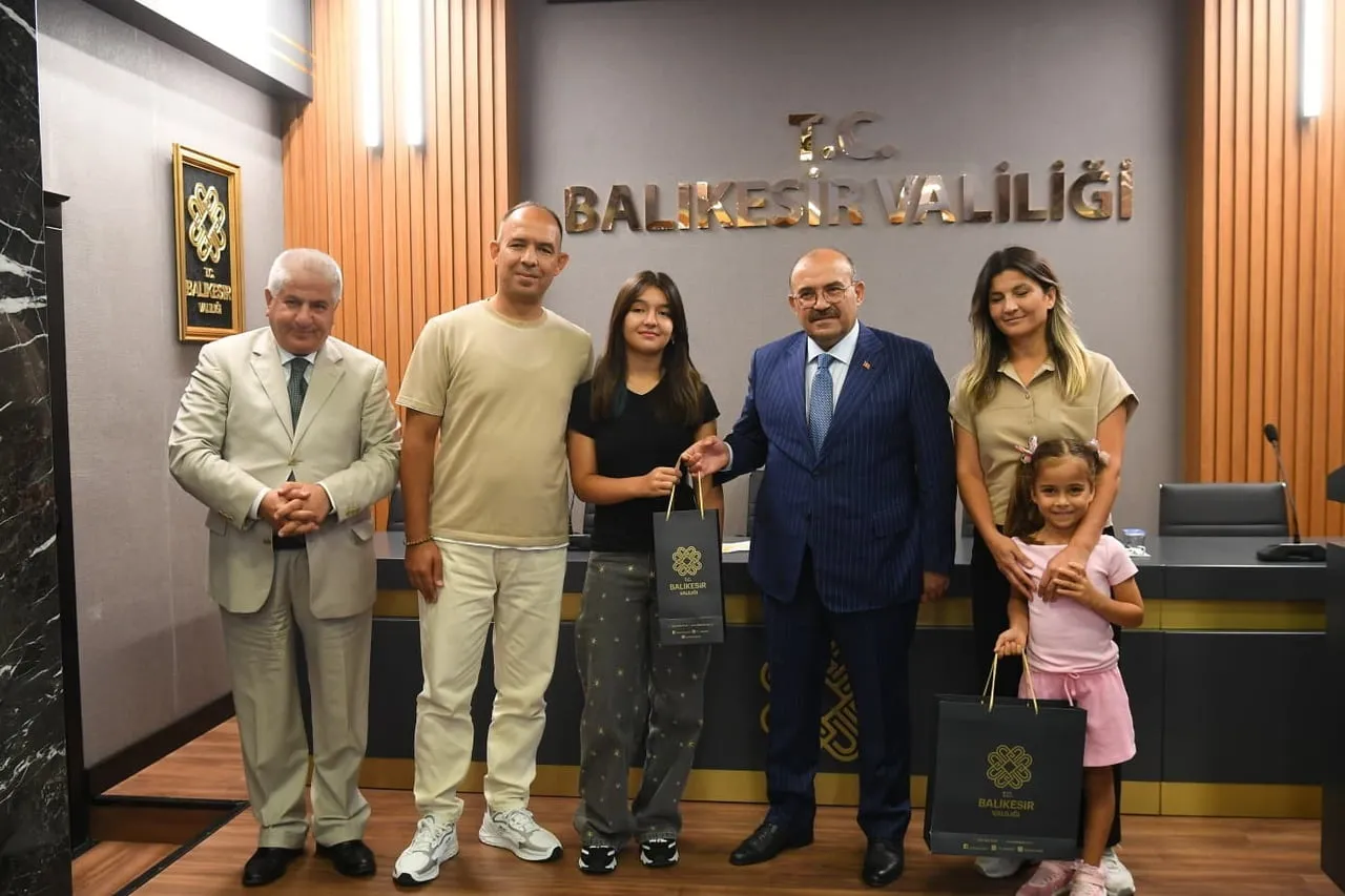 VALİ İSMAİL USTAOĞLU LGS ŞAMPİYONLARINI TEBRİK ETTİ