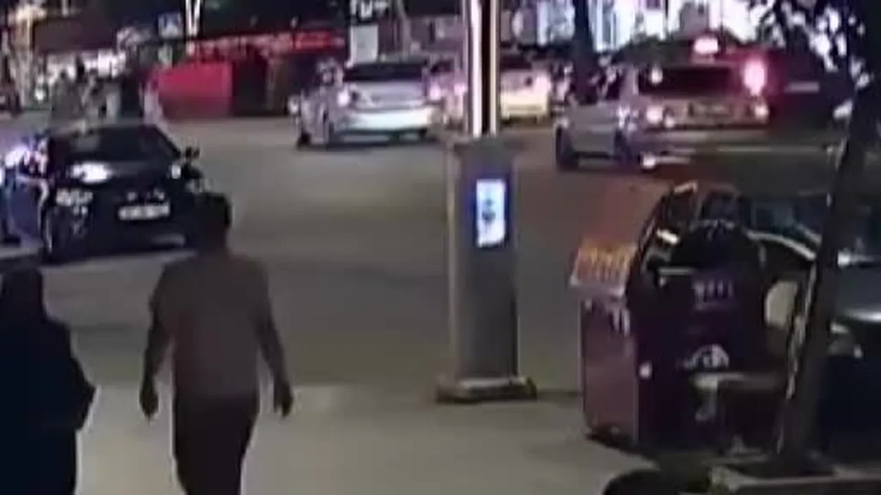 Dönüş yapmak isteyen otomobille çarpışan motosiklet sürücüsü yola böyle savruldu