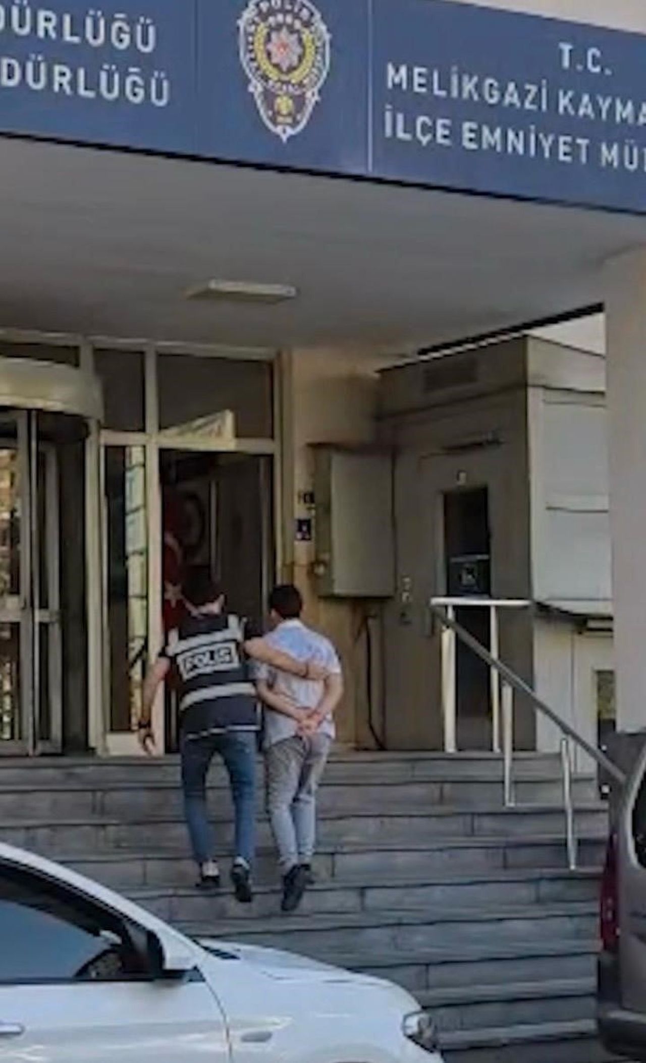 KAYSERİ'DE BABASININ İŞ YERİNİN ÖNÜNDE ÇEKİRDEK SATAN 9 YAŞINDAKİ ÇOCUĞUN KAPI ÖNÜNE BIRAKTIĞI...