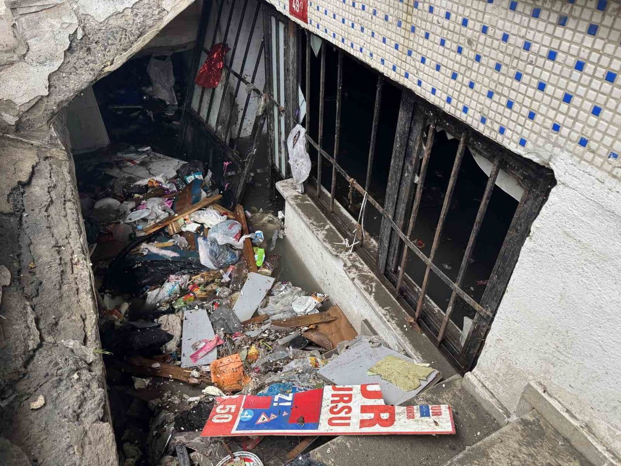 KÜÇÜKÇEKMECE’DE DERE YATAĞINDAKİ EVİN BODRUM KATINI SU BASTI. YABANCI UYRUKLU VATANDAŞLAR...