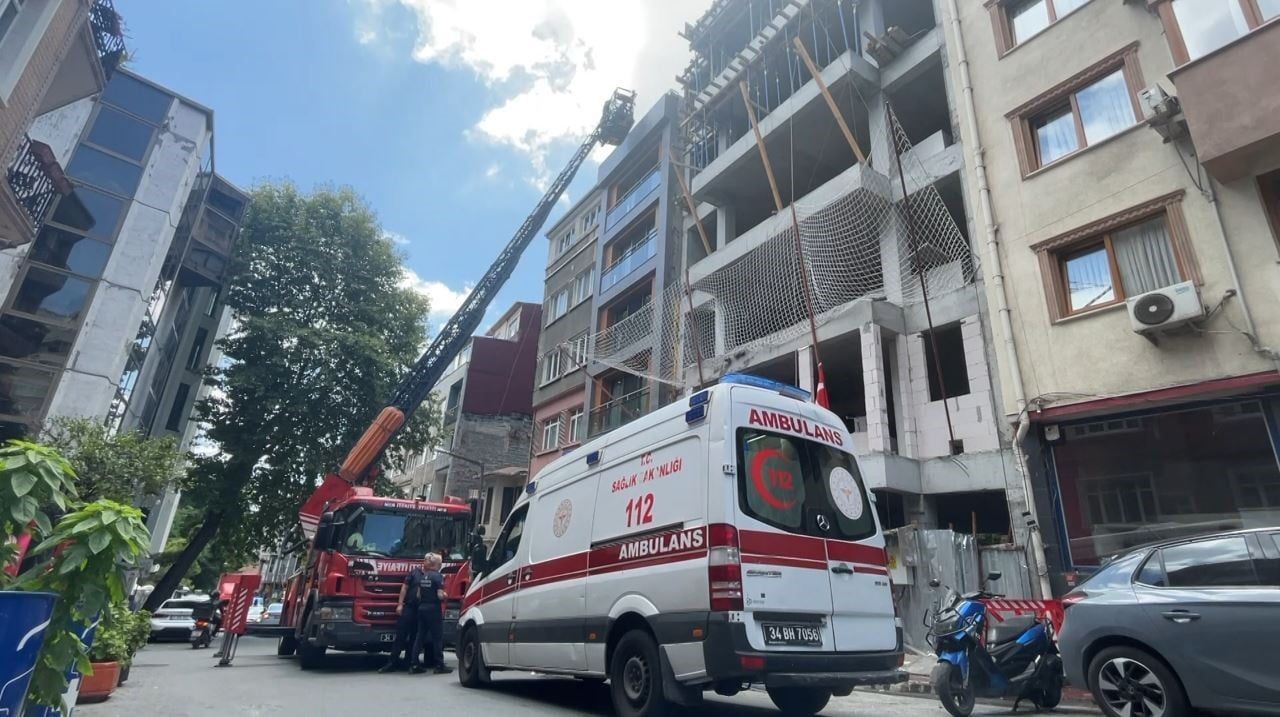 İSTANBUL BEYOĞLU’NDA BİR BİNANIN ÇATI KATINDA ÇIPLAK BİR KİŞİYİ GÖREN VATANDAŞLAR ŞAHSIN İNTİHAR...