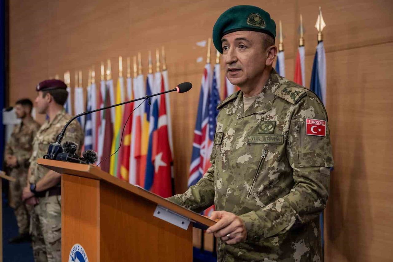 NATO'NUN KOSOVA'DAKİ BARIŞ GÜCÜ KFOR, KOSOVA’NIN EN ÖNEMLİ KENTLERİNDEN MİTROVİÇA’YI İKİYE BÖLEN...