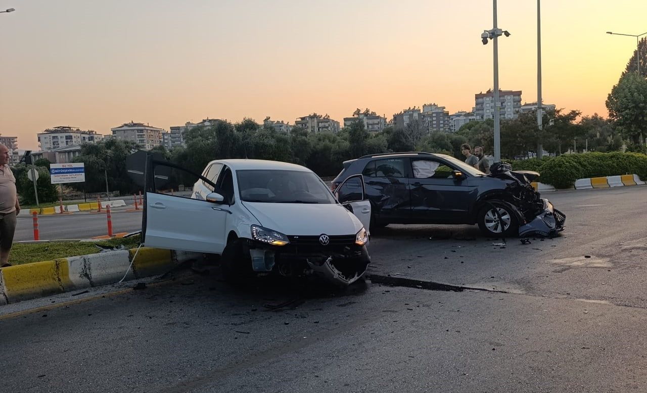 AYDIN'IN EFELER İLÇESİNDE İKİ OTOMOBİLİN ÇARPIŞMASI SONUCU MEYDANA GELEN TRAFİK KAZASINDA...