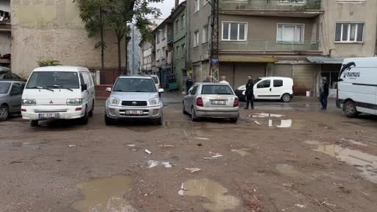 İnşaat yanında zemin çöktü doğalgaz ve su borusu patladı