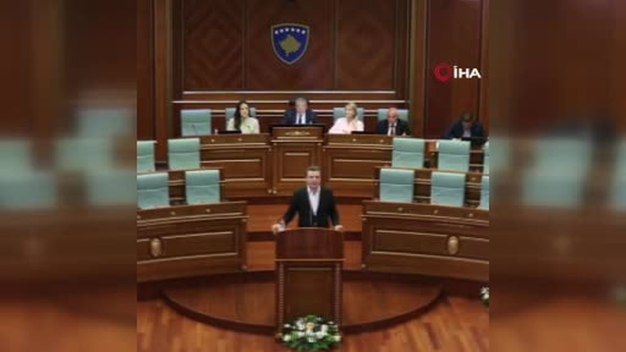 Kosova Meclisi’nde gerçekleştirilen oturum sırasında muhalefet milletvekillerinden biri, Başbakan...