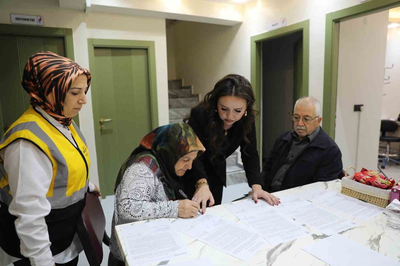 SAMSUN BÜYÜKŞEHİR BELEDİYESİ, 41 YILI AŞKIN SÜREDİR AYNI HAYATI PAYLAŞAN 65 YAŞ VE ÜZERİNDEKİ...
