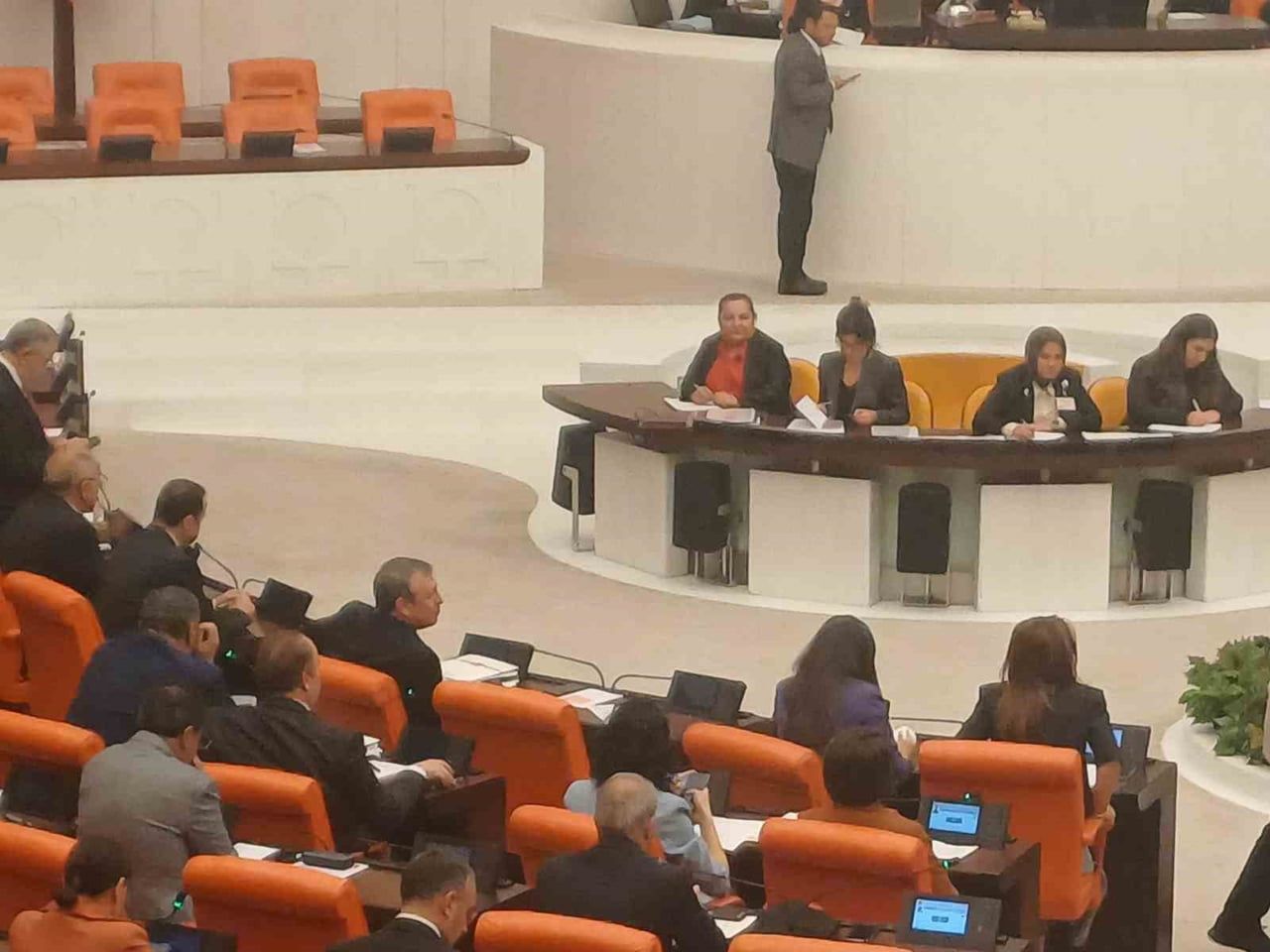 YENİ PARTİ'NİN KURULMASIYLA TBMM’DEKİ PARTİ GRUBU SAYISI 7’YE YÜKSELİRKEN, OTURMA DÜZENİ DE...