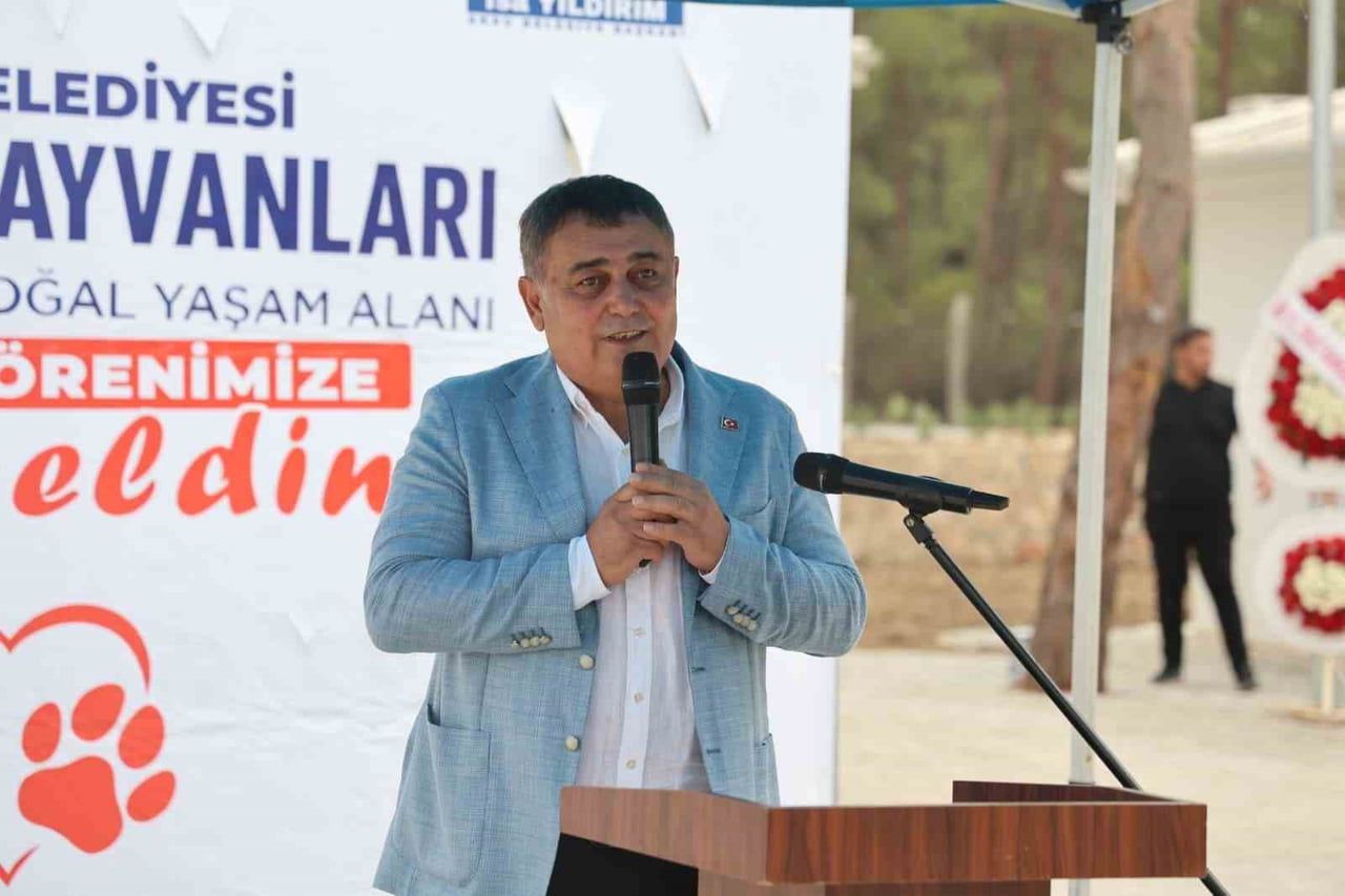AÇILIŞ TÖRENİNDE KONUŞAN AKSU BELEDİYE BAŞKANI İSA YILDIRIM