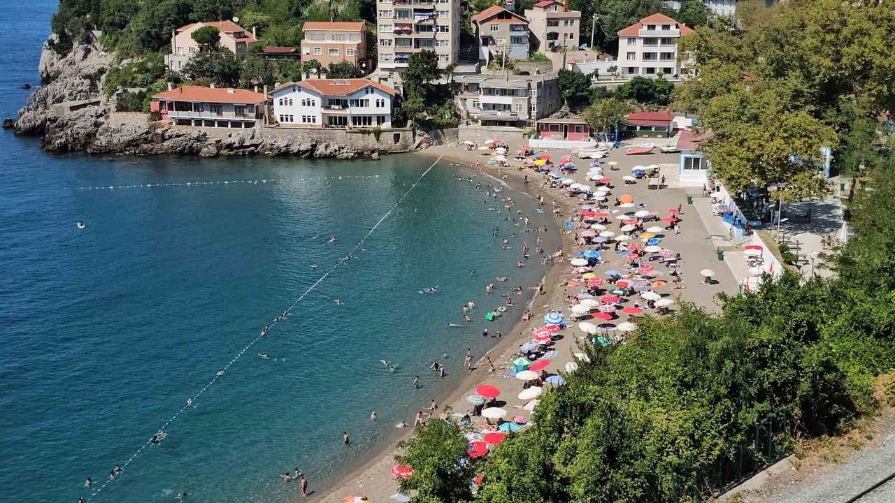 ZONGULDAK’TA DÖRT GÜNLÜK DENİZE GİRİŞ YASAKLARININ SONA ERMESİYLE BİRLİKTE KAPUZ PLAJI...