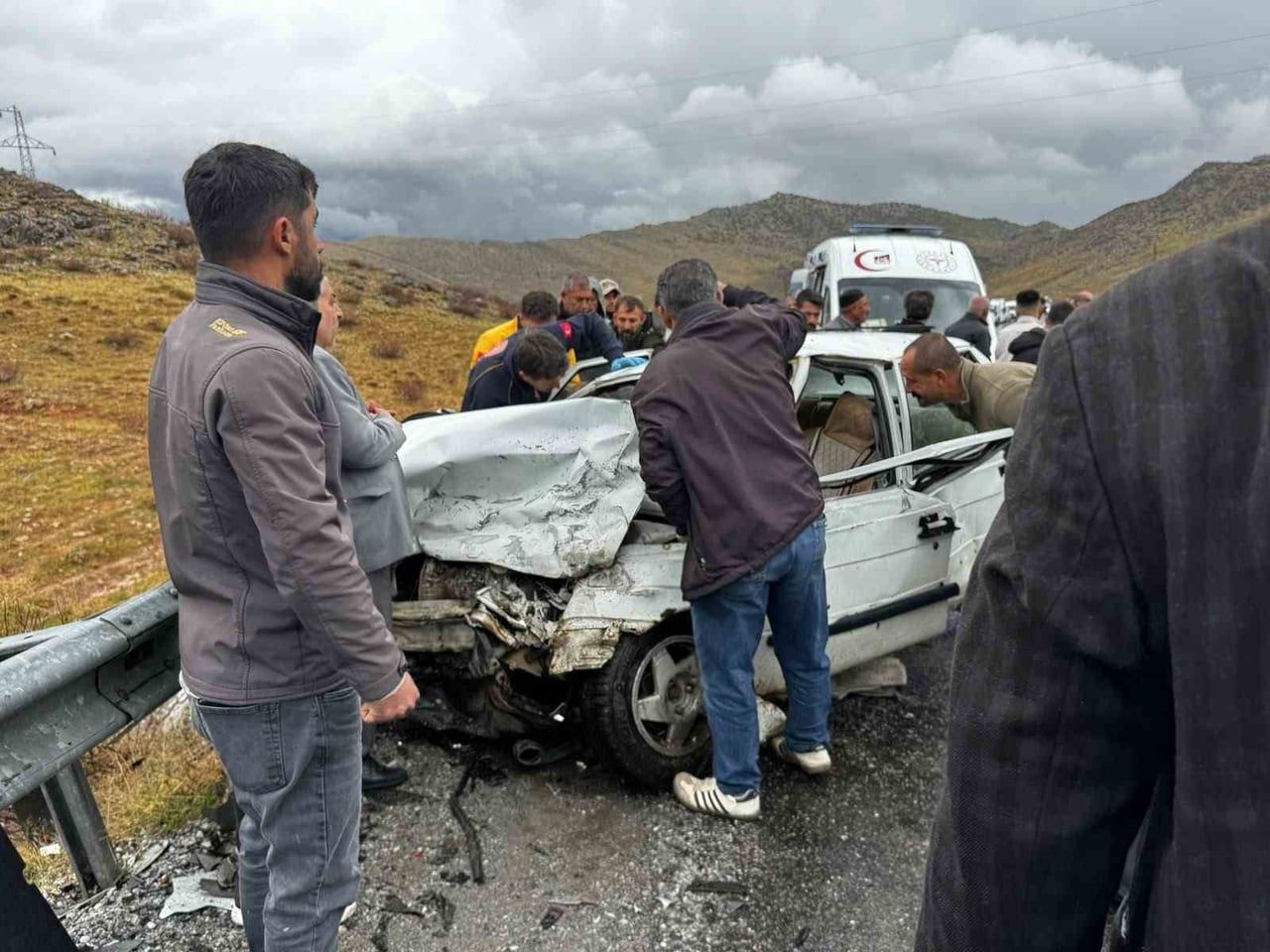 BİTLİS'TE İKİ OTOMOBİLİN ÇARPIŞMASI SONUCU 5 KİŞİ YARALANDI.