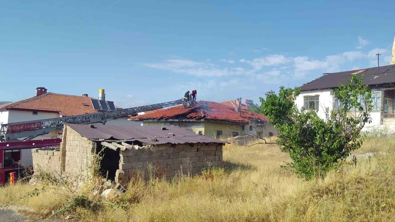 SİVAS’IN ŞARKIŞLA İLÇESİNDE MÜSTAKİL BİR EVDE ÇIKAN YANGINDA 1 KİŞİ DUMANDAN...