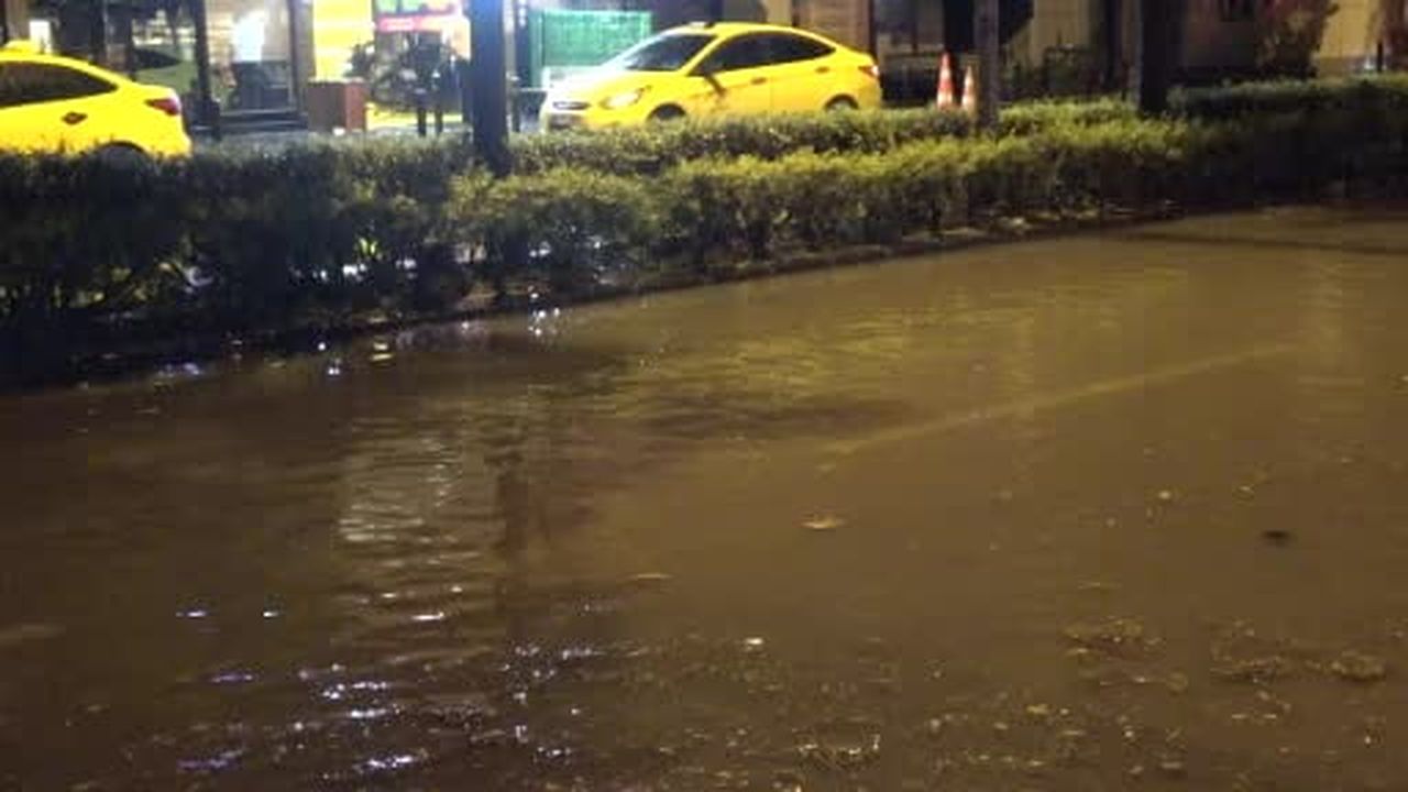 Adana'da 45 dakikalık sağanak yolları su altında bıraktı