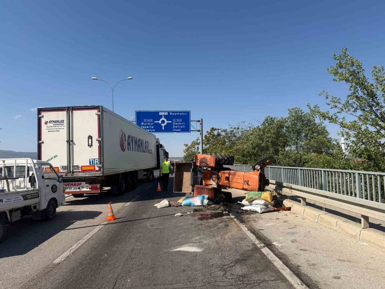 AFYONKARAHİSAR'DAN MEYDANA GELEN TRAFİK KAZASINDA OTOMOBİLİN ÇARPMASI SONRASI DEVRİLEN TRAKTÖRÜN...