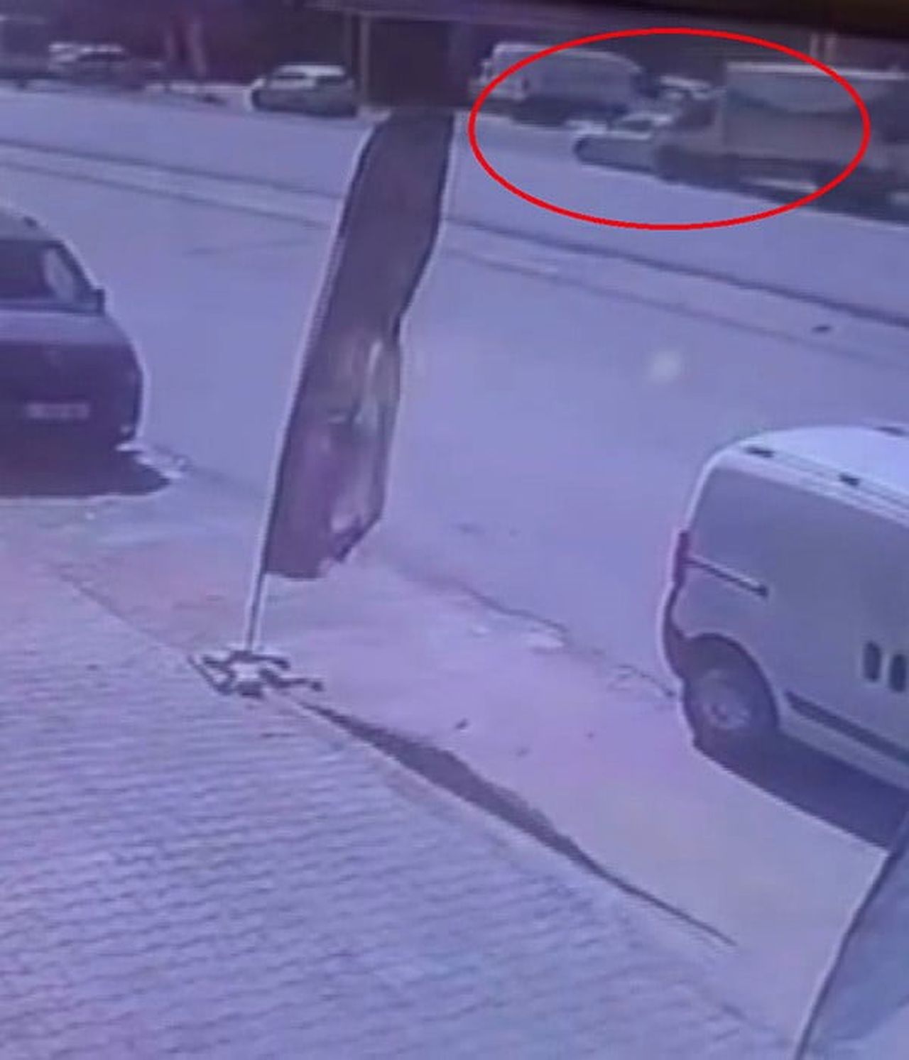 HATAY'DA KAMYONETİN, PARK HALİNDEKİ OTOMOBİLE OK GİBİ SAPLANDIĞI KAZA ANI KAMERAYA YANSIDI.