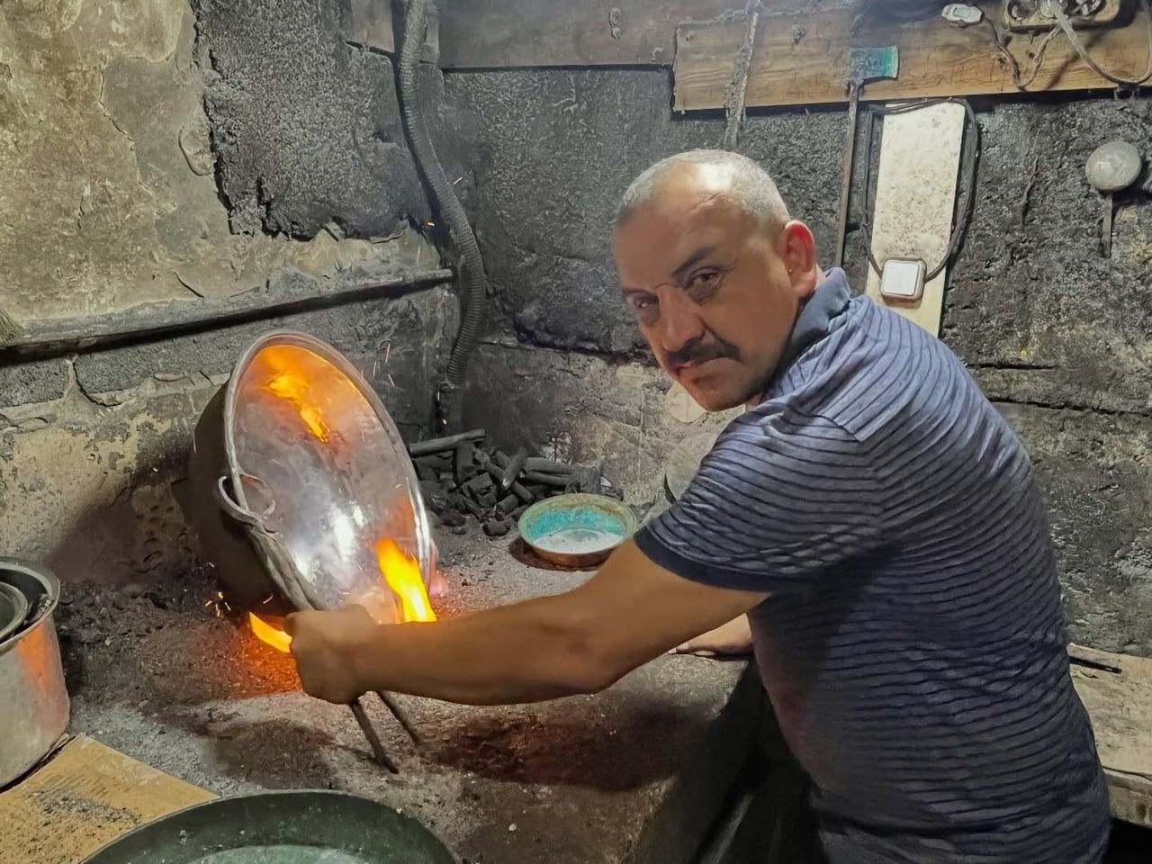 ORDU’NUN FATSA İLÇESİNDE ATA MESLEĞİ KALAYCILIK OLAN SERKAN ÖZÇELİK’İN ELLERİNDE YILLARDIR...