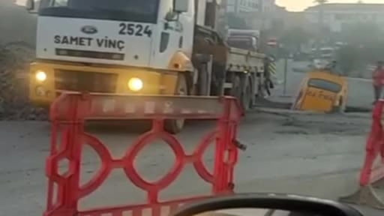 Arnavutköy'de yol çalışmasındaki çukura taksi düştü: Sürücü faciadan döndü