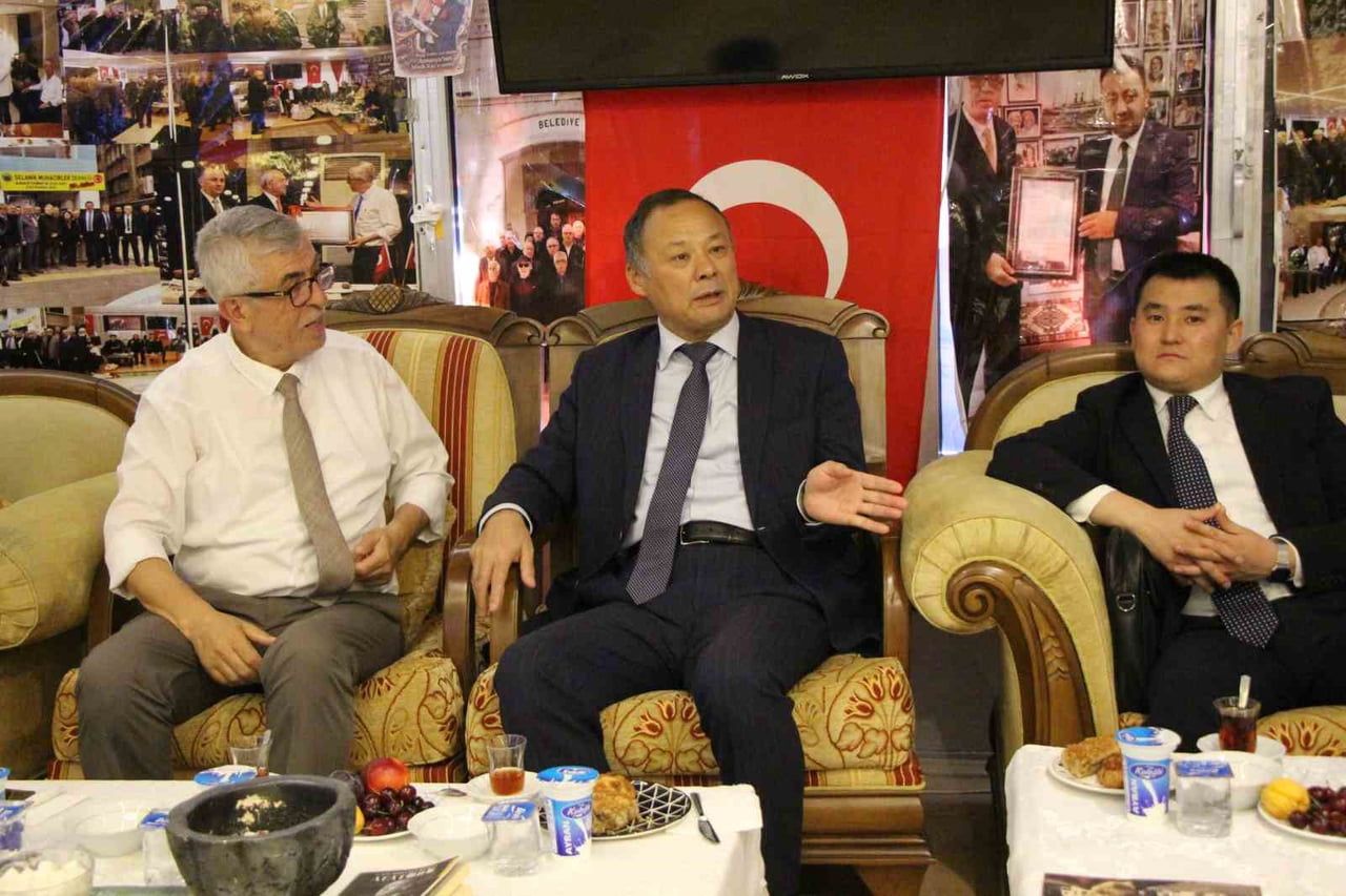 KIRGIZİSTAN'IN ANKARA BÜYÜKELÇİSİ RUSLAN KAZAKBAYEV, KIRGIZİSTAN İLE TÜRKİYE ARASINDA GEÇEN YIL...